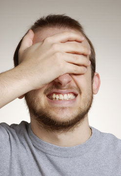 retrato de un joven expresivo,lament&aacute;ndose.