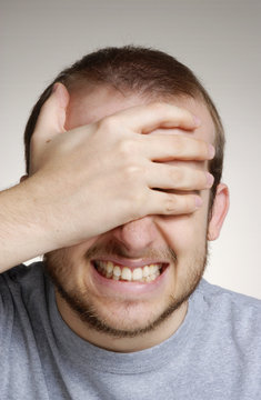 Retrato de un joven expresivo,lament&aacute;ndose.
