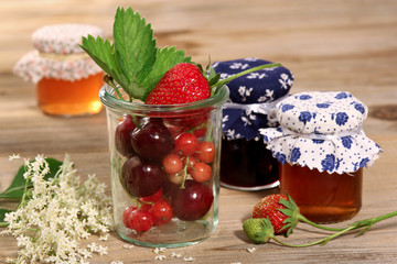 Glas mit Früchten gefüllt, Marmeladen