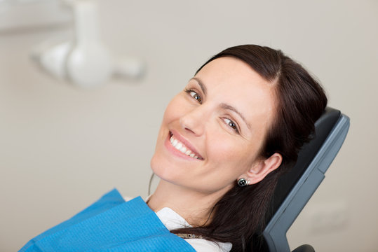 lächelnde frau beim zahnarzt