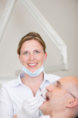 zahnärztin bei der behandlung eines patienten