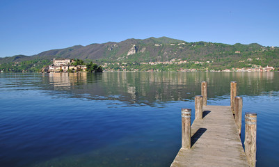 der Ortasee mit der Insel San Giulio in Oberitalien