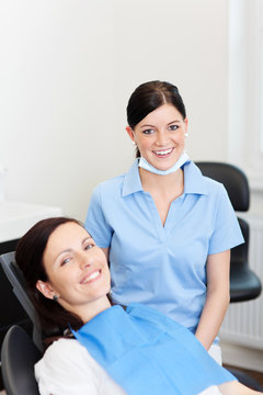arzthelferin und patientin in der zahnarztpraxis