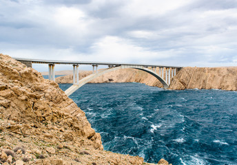 Obraz premium Sky with clouds and stormy waves in the sea, Pag bridge