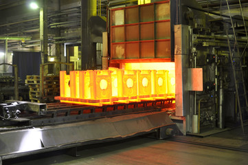 glühende Stahlträger Hochofen / steel mill factory