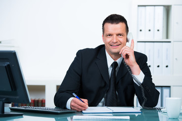 freundlicher berater am telefon