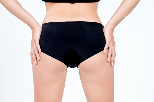 Fessier de femme avec les mains sur les hanches en boxer noir