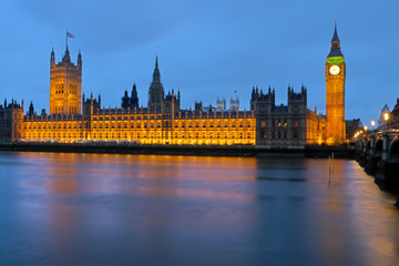 Obraz na płótnie Canvas The Houses of Parliament on a rainy day