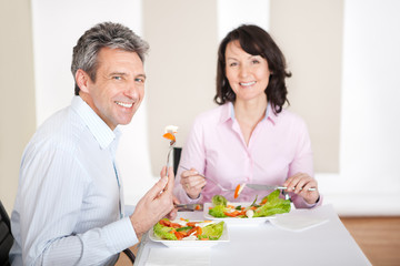 Obraz na płótnie Canvas Mature couple having lunch at home