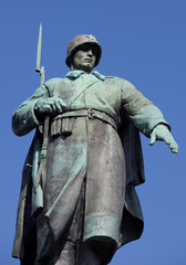 Soldat am sowjetischen Denkmal in Berlin