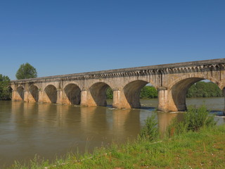 Fototapeta na wymiar Canal des Deux Mers, City Agen, Lot-et-Garonne, Akwitania