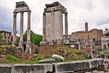 Fototapeta na wymiar Rzym, Fori Imperiali - dom westalek