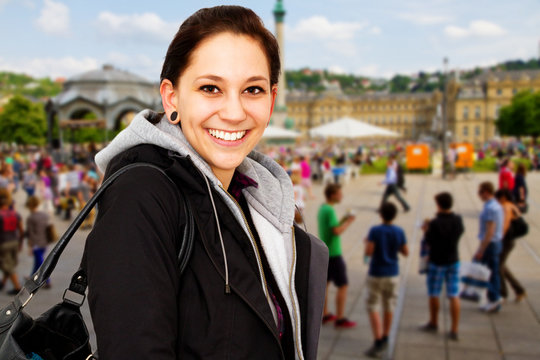 Junge Frau in der Stadt