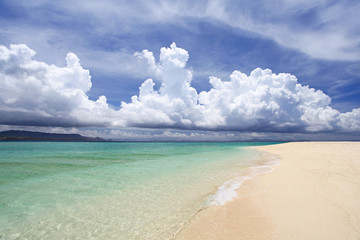 砂浜に打ち寄せる白い波