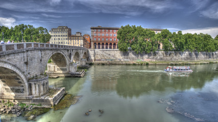 Fototapeta na wymiar Rzym, Tiber River, Ponte Sisto