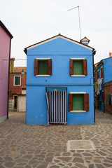 Fototapeta na wymiar niebieski dom w Burano (Wenecja)