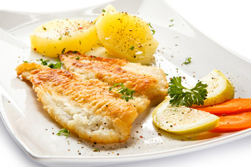 Plat de poisson - filet de poisson frit aux légumes
