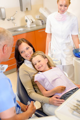 Obraz premium Little girl visit dentist surgery with mother