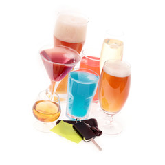 Alkohol und Autoschlüssel mit Notizzettel