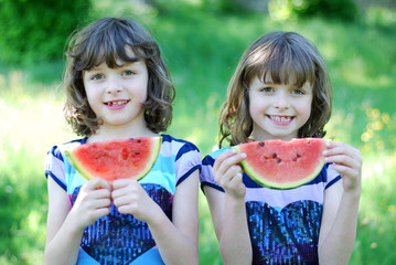 Eineiige Zwillinge essen Melone