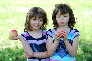 Eineiige Zwillinge mit Äpfeln
