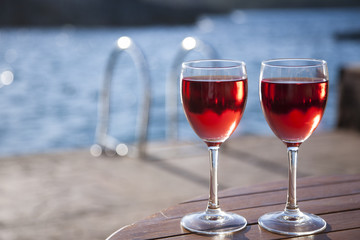 Zwei Gläser mit Rosewein