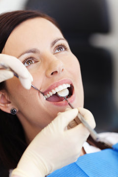 attraktive frau beim zahnarzt