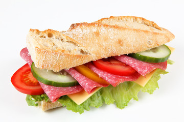 Baguette mit Salami und Käse