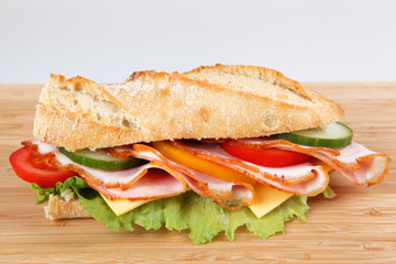 Baguette mit Schinken und Käse