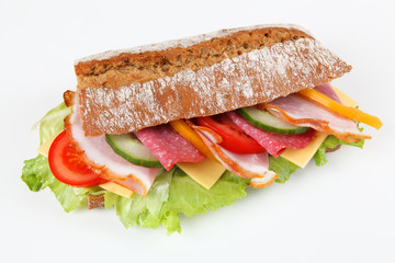 Baguette mit Salami und Schinken