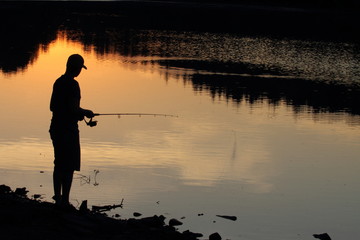 Angler in der Dämmerung