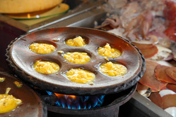 Hot scallop with butter galic sauce on the pan