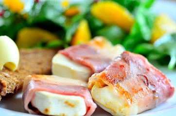 Ziegenkäse im Speckmantel