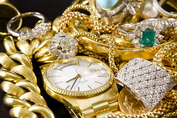 Fototapety  Biżuteria, złoto, naszyjniki, pierścionki, bransoletki, zegarek, bogactwo