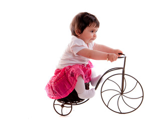 fillette de 9 mois sur un faux vélo