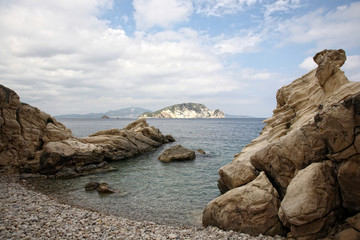 Fototapeta na wymiar small rocky beach