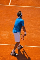 Match de tennis sur terre battue : service