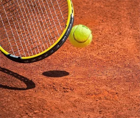 Foto auf Acrylglas Terrain de tennis, raquette et balle jaune © Alexi Tauzin