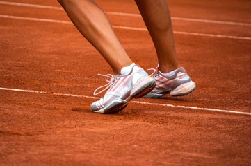 Jambes de femme jouant au tennis