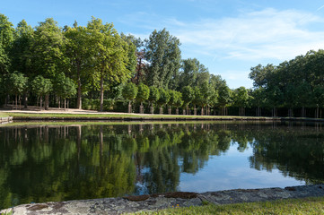 Fototapeta na wymiar Palace garden pond
