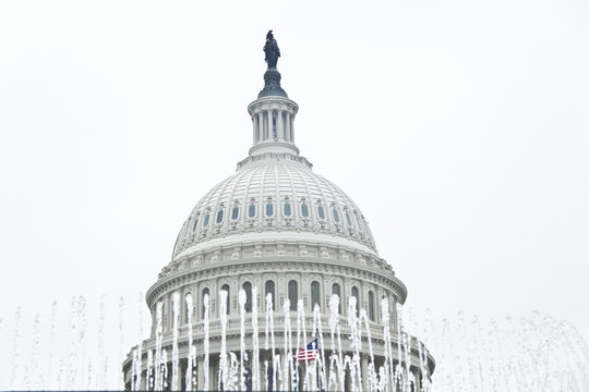 Kuppel des Capitol in Washington mit Brunnen