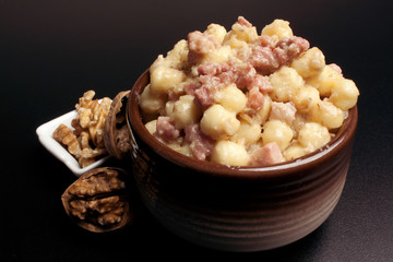 Gnocchetti al sugo di noci e pancetta