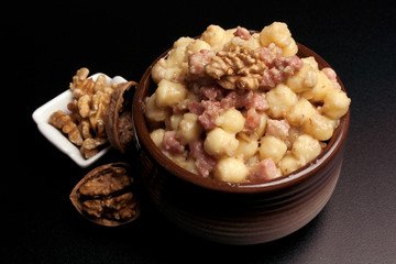 Gnocchetti al sugo di noci e pancetta