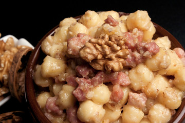 Gnocchetti al sugo di noci e pancetta