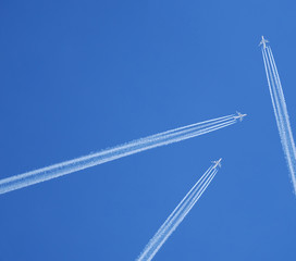 Jet stream, clear blue sky
