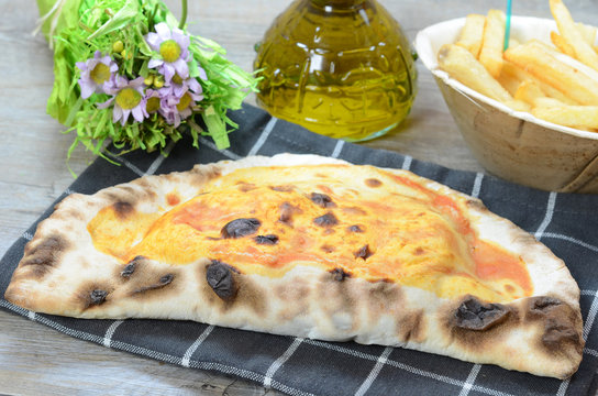 Panzerotto al forno e patatine fritte