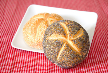 Mohnbrötchen und Sesambrötchen