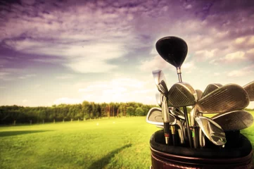 Papier Peint photo Lavable Golf Équipement de golf, clubs au coucher du soleil sur le terrain de golf