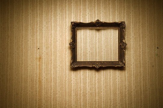 Old grunge frame on retro wall with copyspace