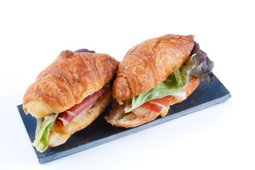 croissant relleno sobre una pizarra